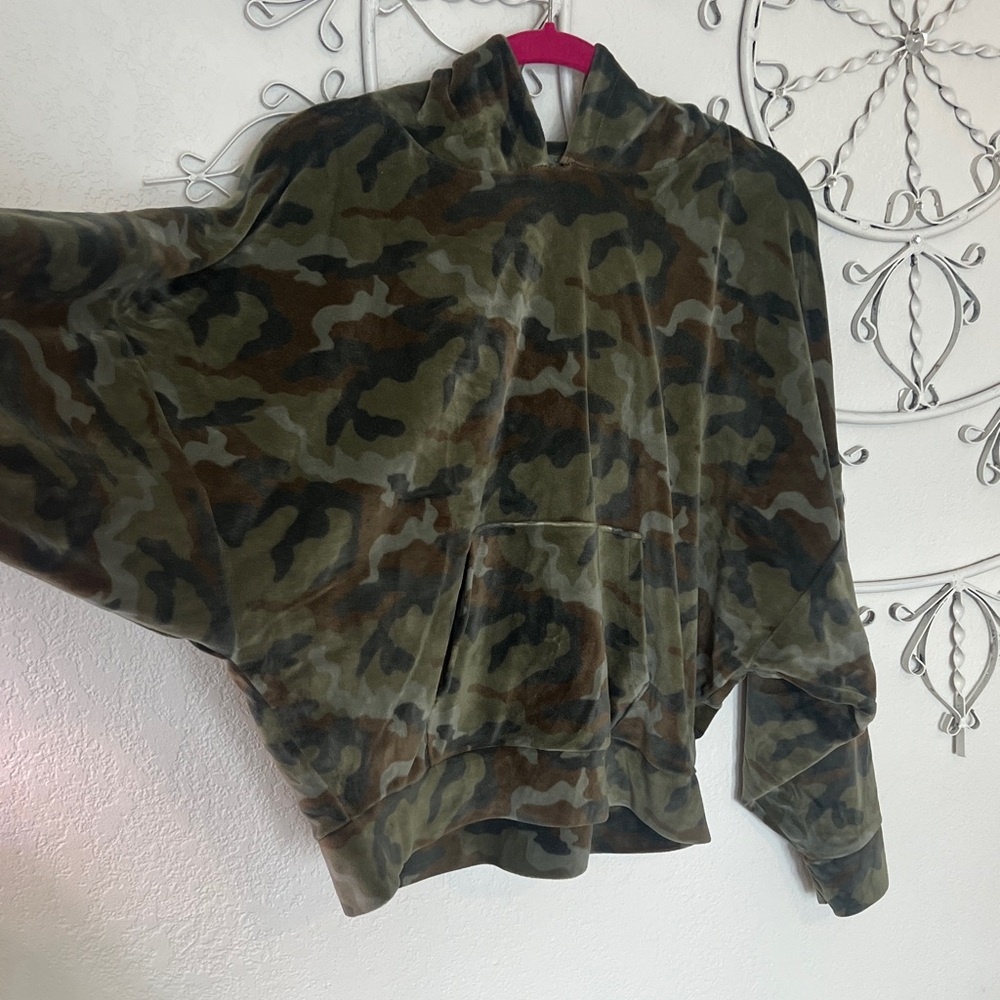 American Eagle velour camo, slight crop hoodie L